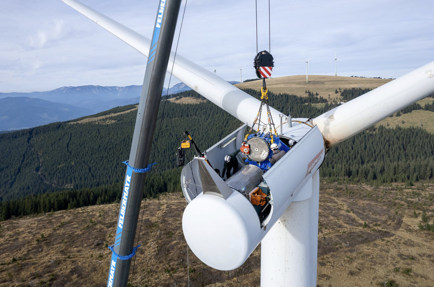 Stable and strong in the wind – Liebherr power hits the road